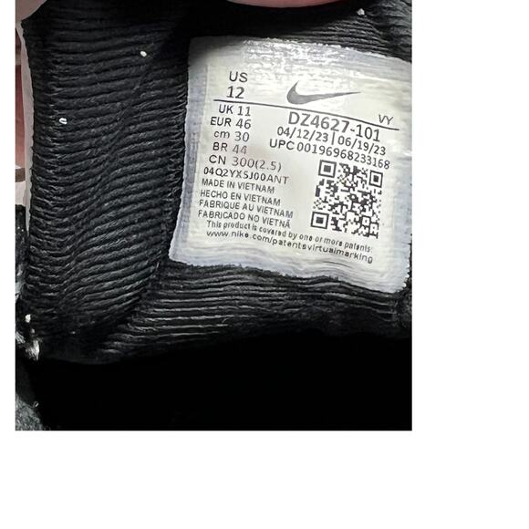 Nike White and Black Sneakers - Picture 7 of 7